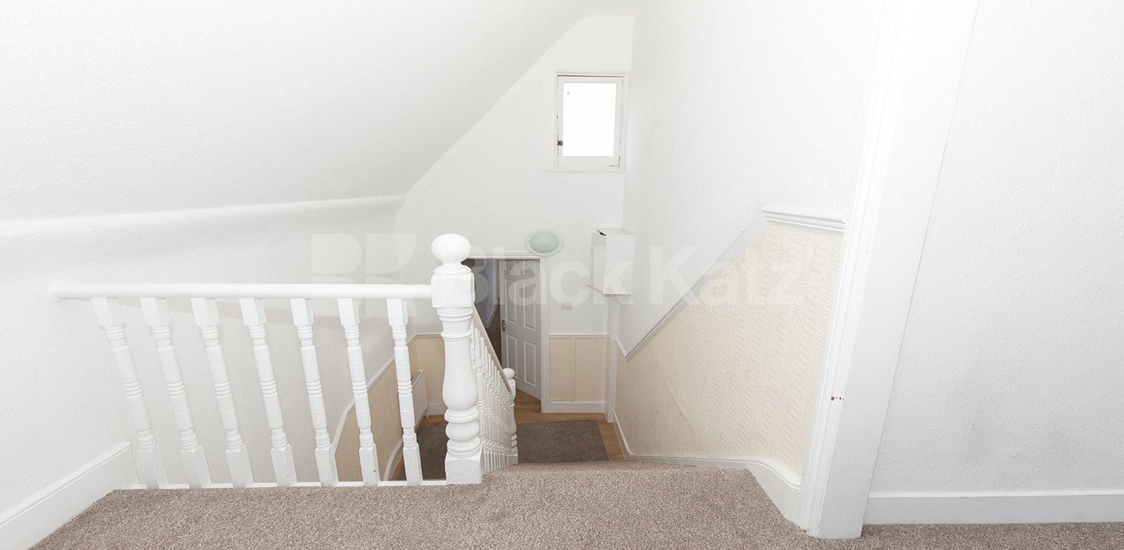 			Huge Two Bed Apartment !, 2 Bedroom, 1 bath, 1 reception Flat			 Green lanes, Turnpike Lane, N8